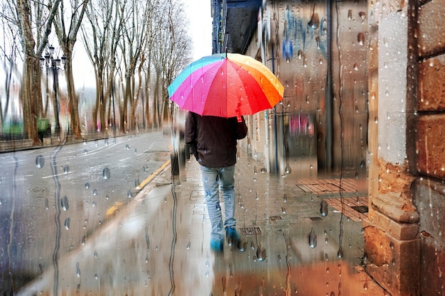 pedestre com guarda-chuva em dias chuvosos no inverno