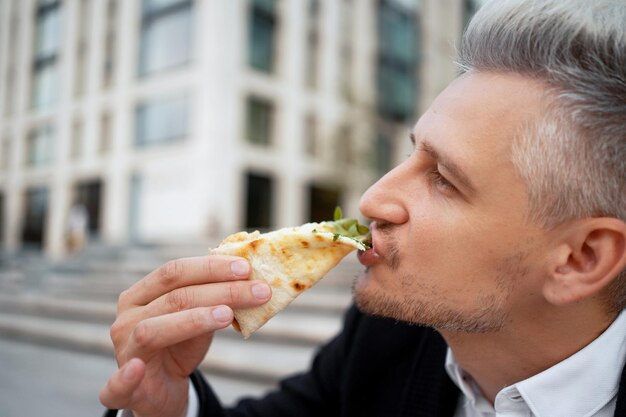 Pedí una pizza en la oficina Almuerzo afuera Deliciosos pasteles para una comida rápida