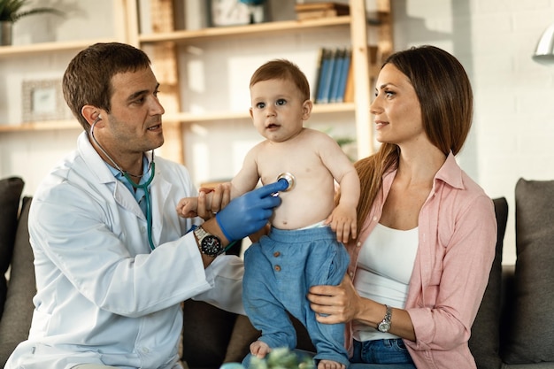 Foto pediatra adulto médio com estetoscópio examinando menino durante visita domiciliar