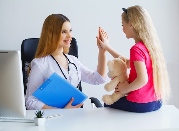 Pediatra examina a menina