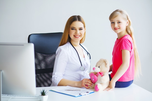 Pediatra examina a la niña