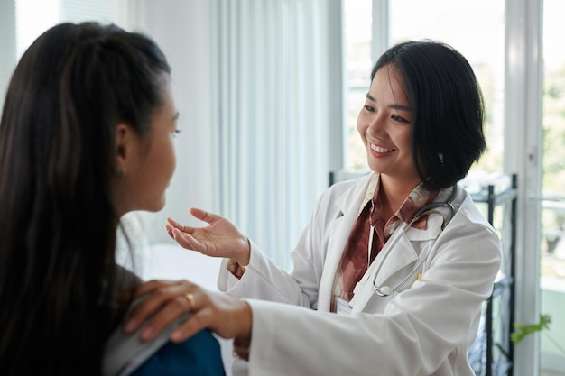 Pediatra examinando al paciente