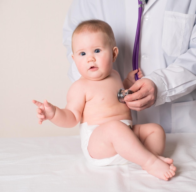 Pediatra examinando bebê Bebê fofo com médico na clínica