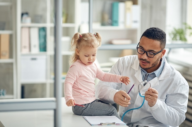 Pediatra, examinando, menininha