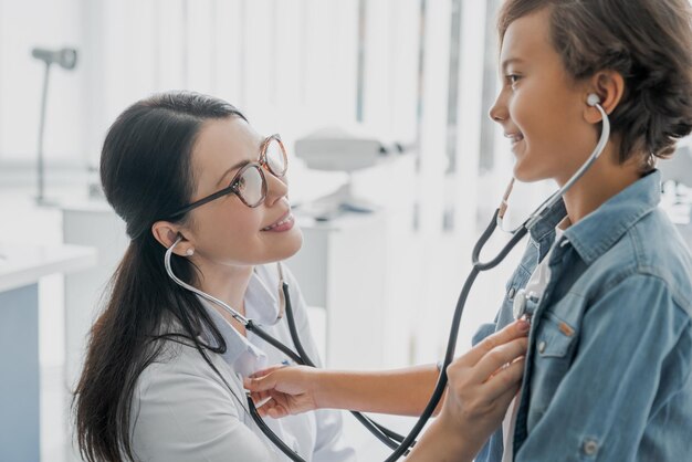 Pediatra examinando a un niño en una clínica médica moderna