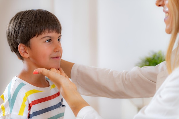 Pediatra fazendo exame médico de desenvolvimento com menino