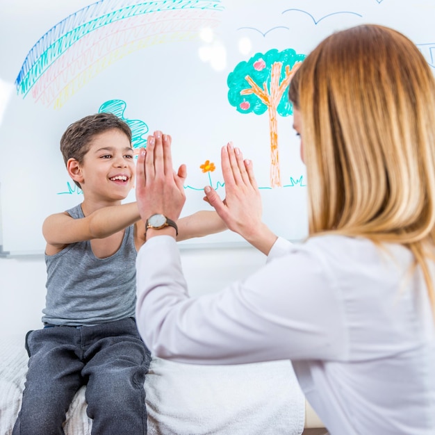 Foto pediatra haciendo examen médico con niño