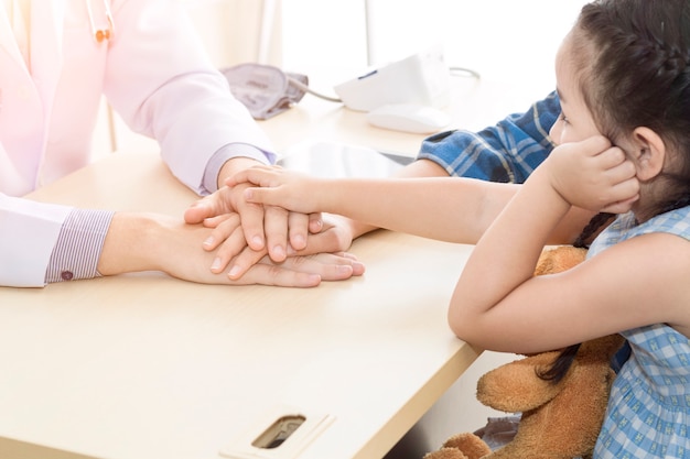 Foto pediatra (médico) homem juntar as mãos