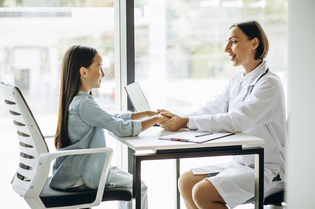 Pediatra con niño tras consulta