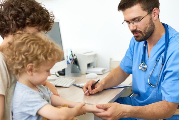 Pediatra con niño en el consultorio