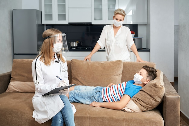 Pediatra verificando menino doente em casa durante a pandemia