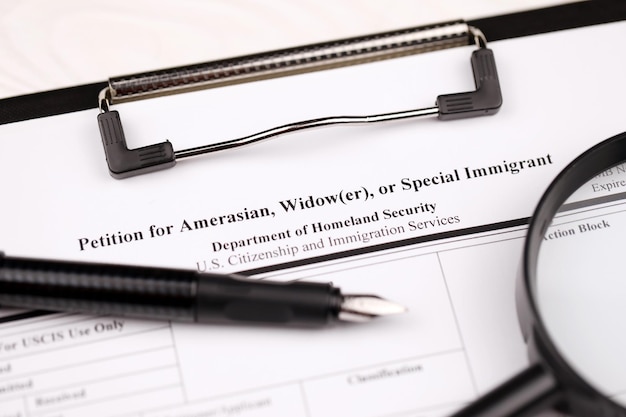 Foto pedición para viudo amerasiano o inmigrante especial formulario en blanco en una tableta se encuentra en la mesa de la oficina