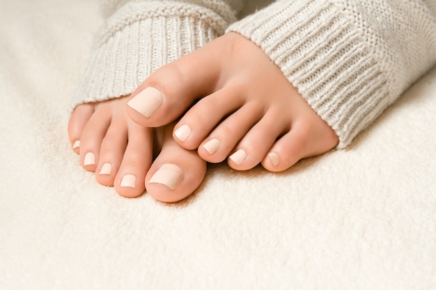 Pedicura femenina con calcetines de punto.