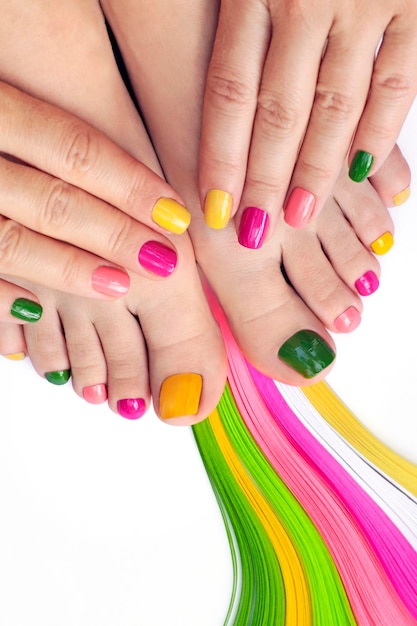 Pedicura y manicura multicolor