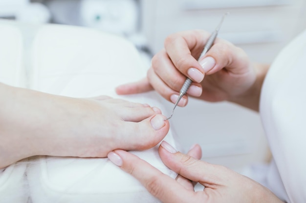 Pedicura profesional Cliente en procedimiento de pedicura médica Clínica de podología Podología Cuidado de la salud