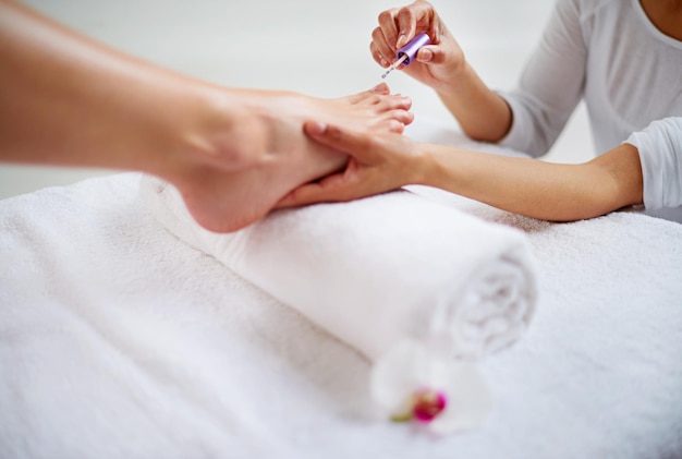 Pedicura relajante Primer plano de una mujer recibiendo una pedicura en un spa de salud