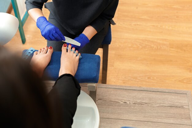 Pedicura en salón de belleza