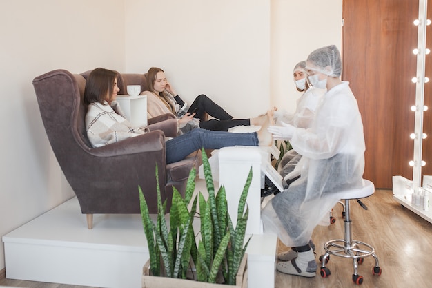 Foto pedicura en el salón. maestro de pedicura haciendo un procedimiento para su cliente. procedimiento de cuidado de pies.