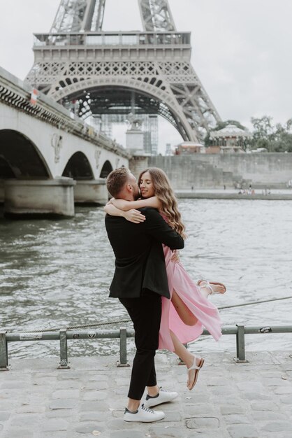 Pedido de casamento romântico na Torre Eiffel Paris França