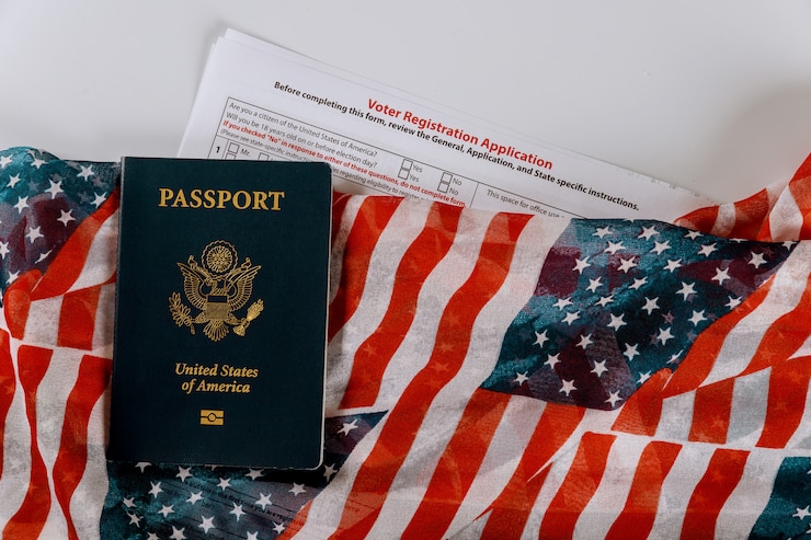Foto pedido de registro de eleitor para eleição presidencial nos eua com passaporte dos estados unidos na bandeira dos eua