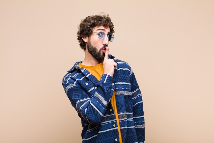 Foto pedindo silêncio e silêncio, gesticulando com o dedo na frente da boca, dizendo shh ou mantendo um segredo