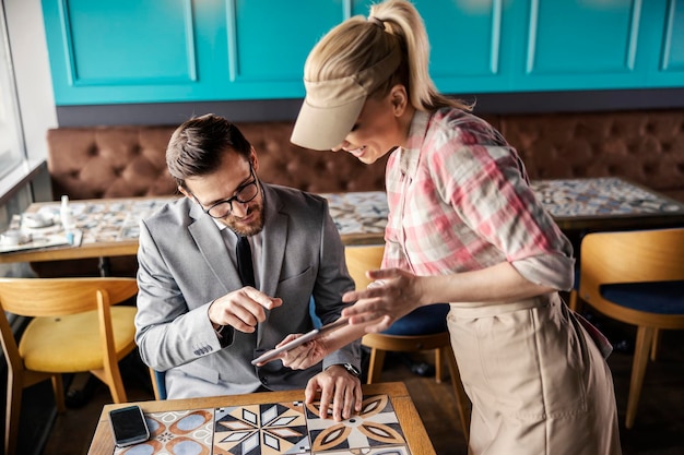 Pedir comida e bebidas no restaurante