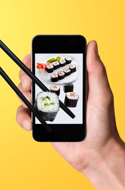 Foto pedir um conjunto de sushi usando um aplicativo de telefone móvel conceito de entrega de comida on-line