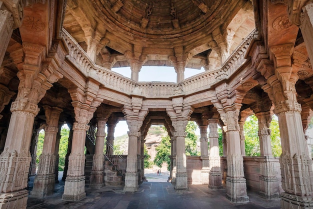 Foto pedra antiga templos curvos de deuses hindus e deusa no jardim mandor, jodhpur, rajasthan, índia