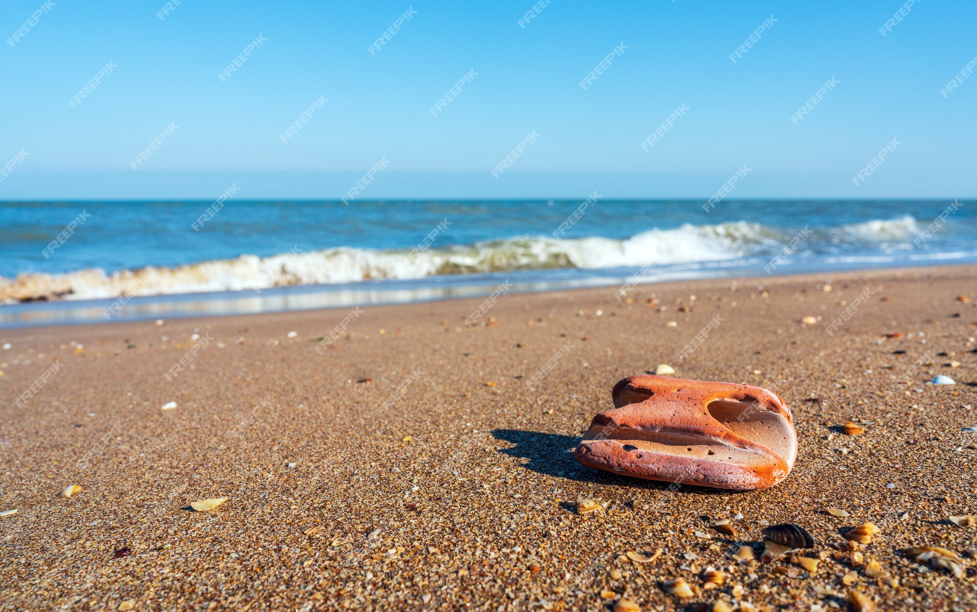 Um Buraco Com Areia Movediça Na Praia Com Uma Cola Baixa Foto de