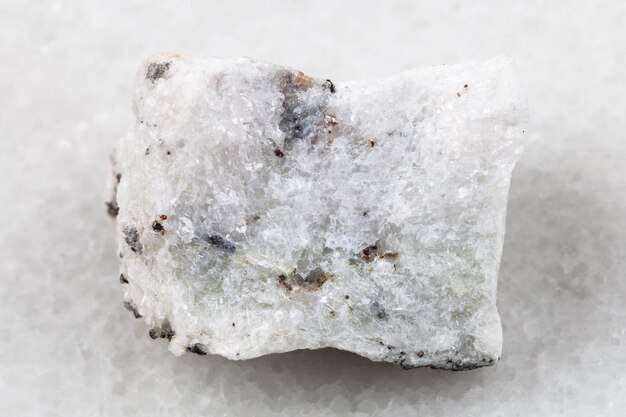 Pedra carbonatita crua em branco