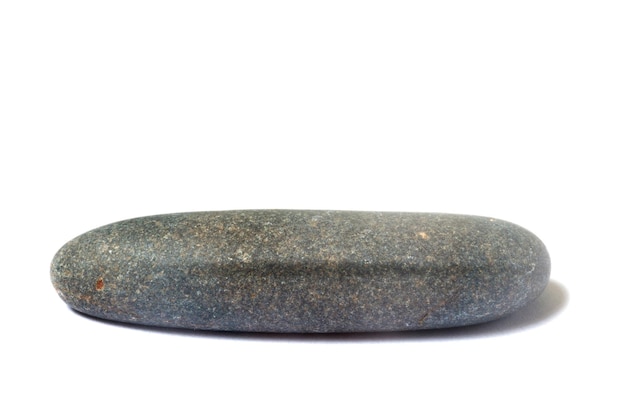 Pedra com sombra isolada no fundo branco. belos seixos do mar. Foto de alta qualidade