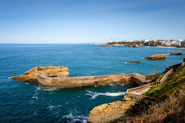 Pedra da Barragem de Gamaritz e à beira-mar. Cidade de Biarritz, França