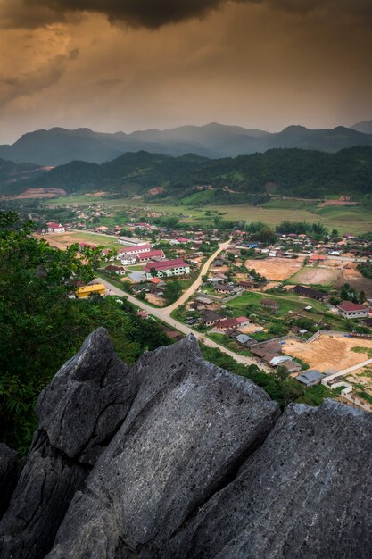 Pedra da frente com foto de fundo cidade e montanha, paisagem urbana