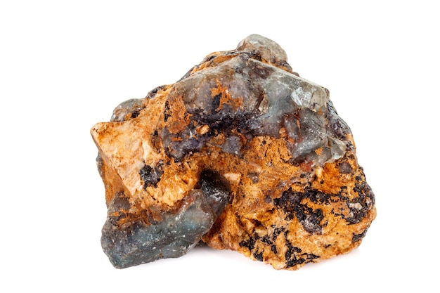 Pedra de fluorita mineral macro no fundo branco