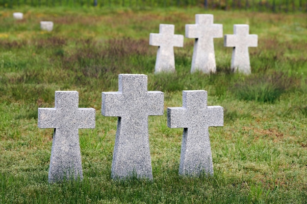 Pedra de granito cruza-se no cemitério militar alemão na Europa. Memorial dos soldados mortos na Segunda Guerra Mundial em Baltiysk, oblast de Kaliningrado, Rússia