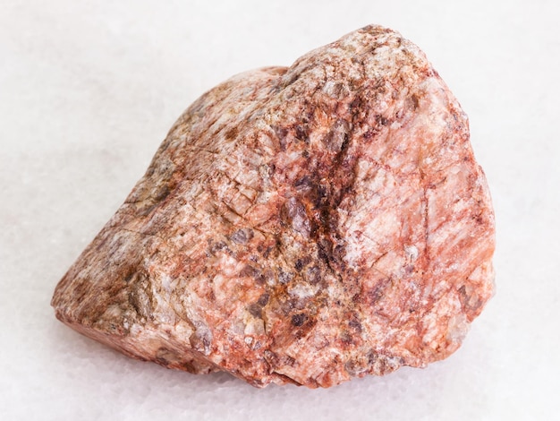 Pedra de granito rosa em mármore branco