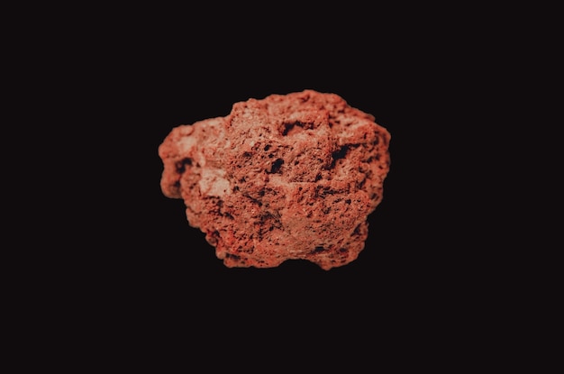 Pedra de lava isolada em um fundo preto
