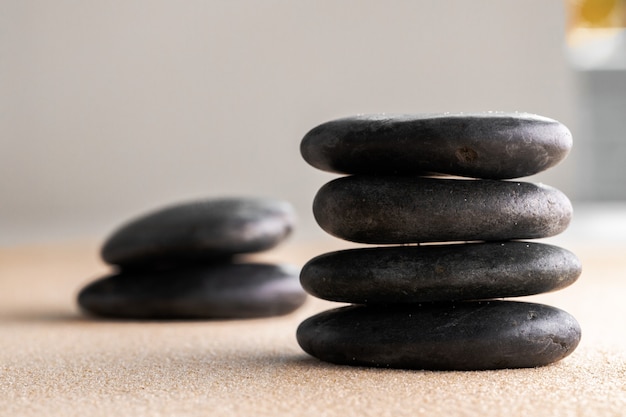 Pedra de meditação do jardim zen japonês na areia