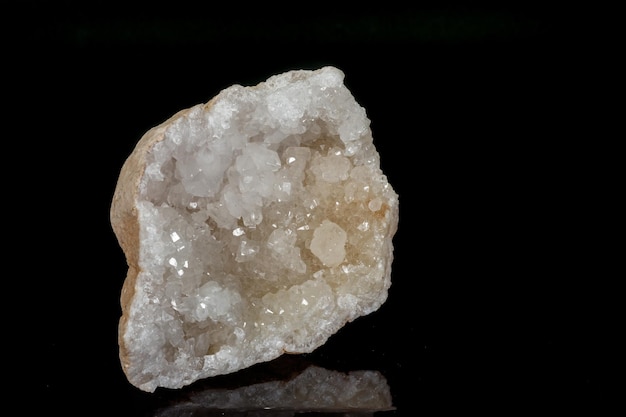 Pedra de neve de quartzo mineral macro em um fundo preto