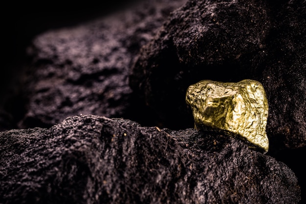 Pedra de ouro na superfície da rocha, mineração de ouro, geologia