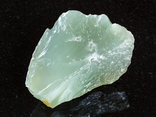 Pedra de quartzo verde cru Prase no preto