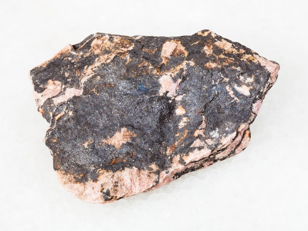 Pedra de Rhodonite crua em branco