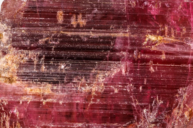 Pedra de turmalina mineral macro no fundo branco