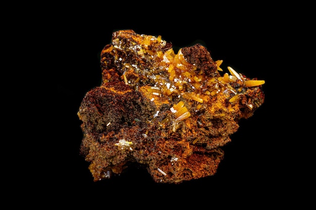 Pedra de Wulfenite mineral macro em um fundo preto