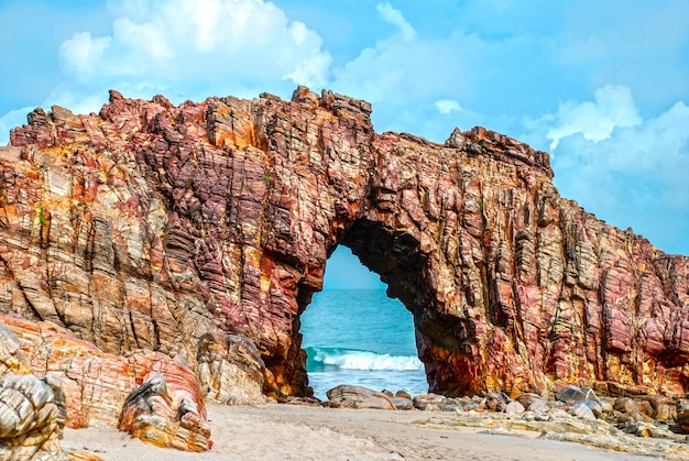 Foto pedra furada na praia de jericoacoara - ceará, brasil