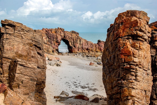 Pedra Furada (piedra perforada) en la playa de Jericoacoara - Ceara, Brasil