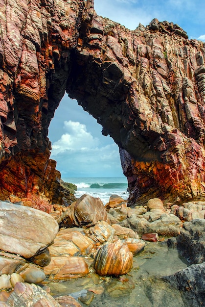 Pedra Furada (piedra perforada) en la playa de Jericoacoara - Ceara, Brasil