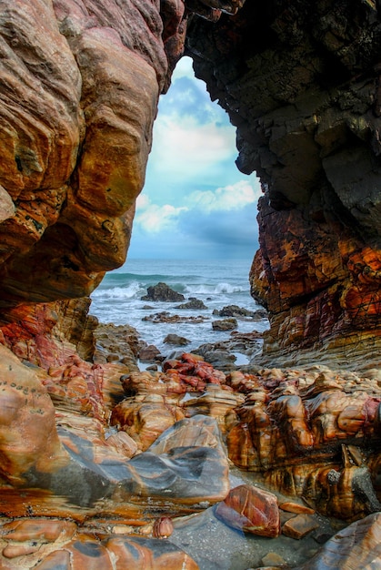 Pedra Furada (piedra perforada) en la playa de Jericoacoara - Ceara, Brasil