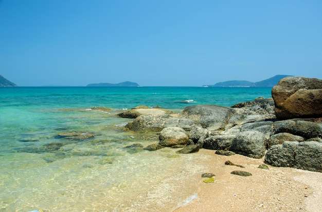 Pedra grande na praia