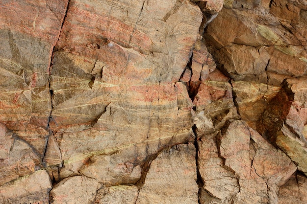 Pedra marrom ou fundo rochoso Detalhe da natureza das rochas Parede de pedra marrom áspera fechada